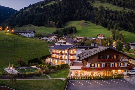 Hotel Eggele (San Candido / Prato Drava) in estate