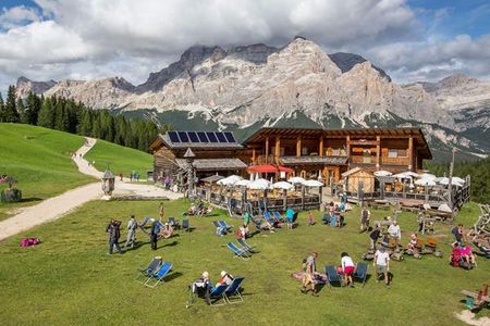 Ütia Saraghes (Badia / San Cassiano) in estate