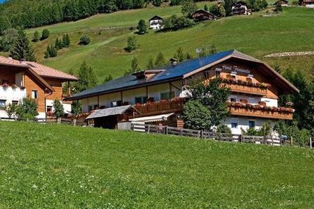 Hotel Fontanella (St. Martin in Thurn) im Sommer