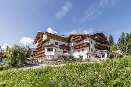 Hotel Kompatscherhof (Lüsen) im Sommer