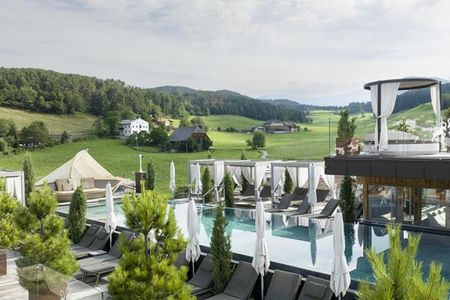 Abinea Dolomiti Romantic Hotel (Kastelruth) im Sommer