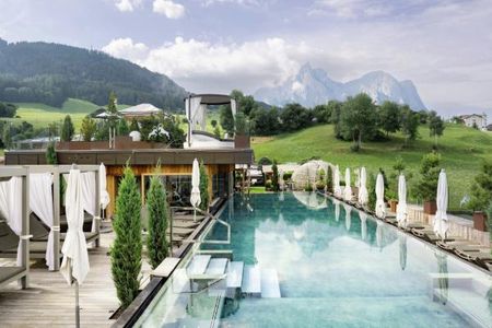 Abinea Dolomiti Romantic Hotel (Kastelruth) im Sommer