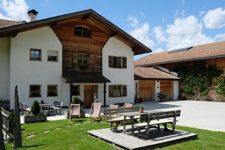 Stifterhof (Niederdorf) im Sommer