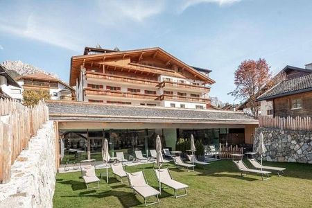 Garni Hotel Diamant (St. Vigil in Enneberg) im Sommer