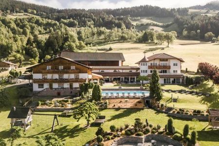 Hotel Nussbaumerhof (Rodeneck) im Sommer