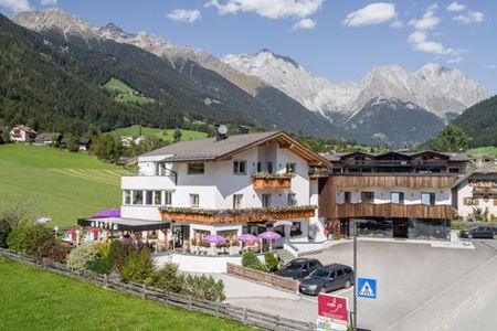 Apartments & Cafè Sankt Walburg (Antholz / Niedertal) im Sommer