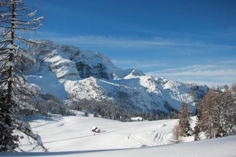 Sfondo innevato con sci soleggiato
